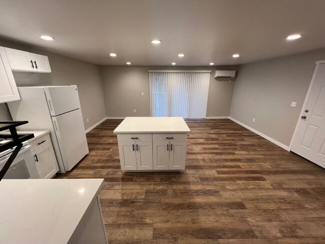 Foto del edificio - 2400 20th Ave NW