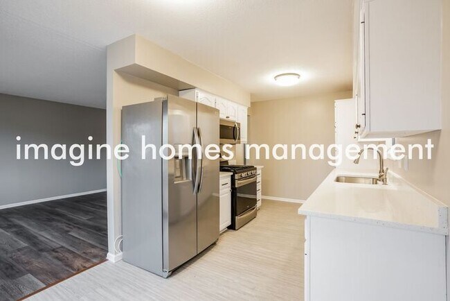 Building Photo - Recently Updated 4 Bedroom Single Family H...
