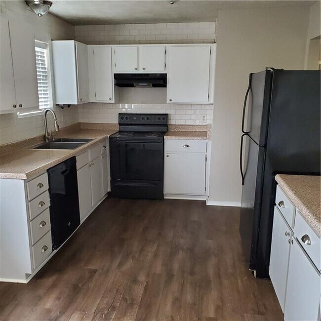 Building Photo - 1155 Henegar Dr