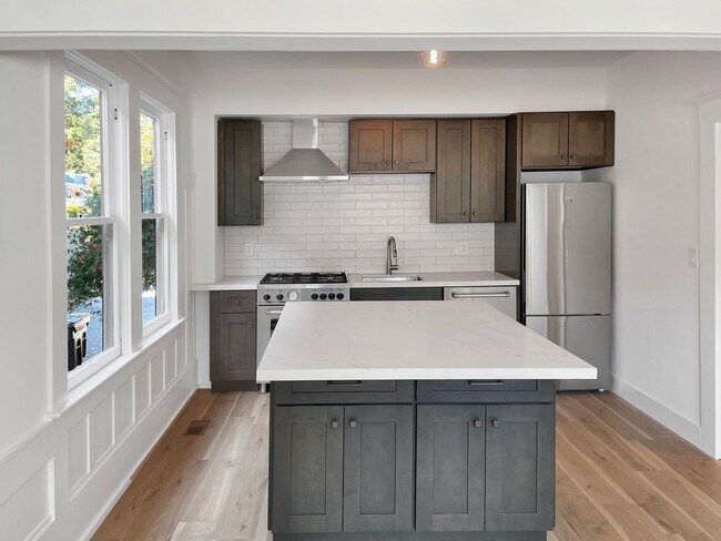 Foto del edificio - 1 br, 1 bath House - 15 Locust Ave Suite A