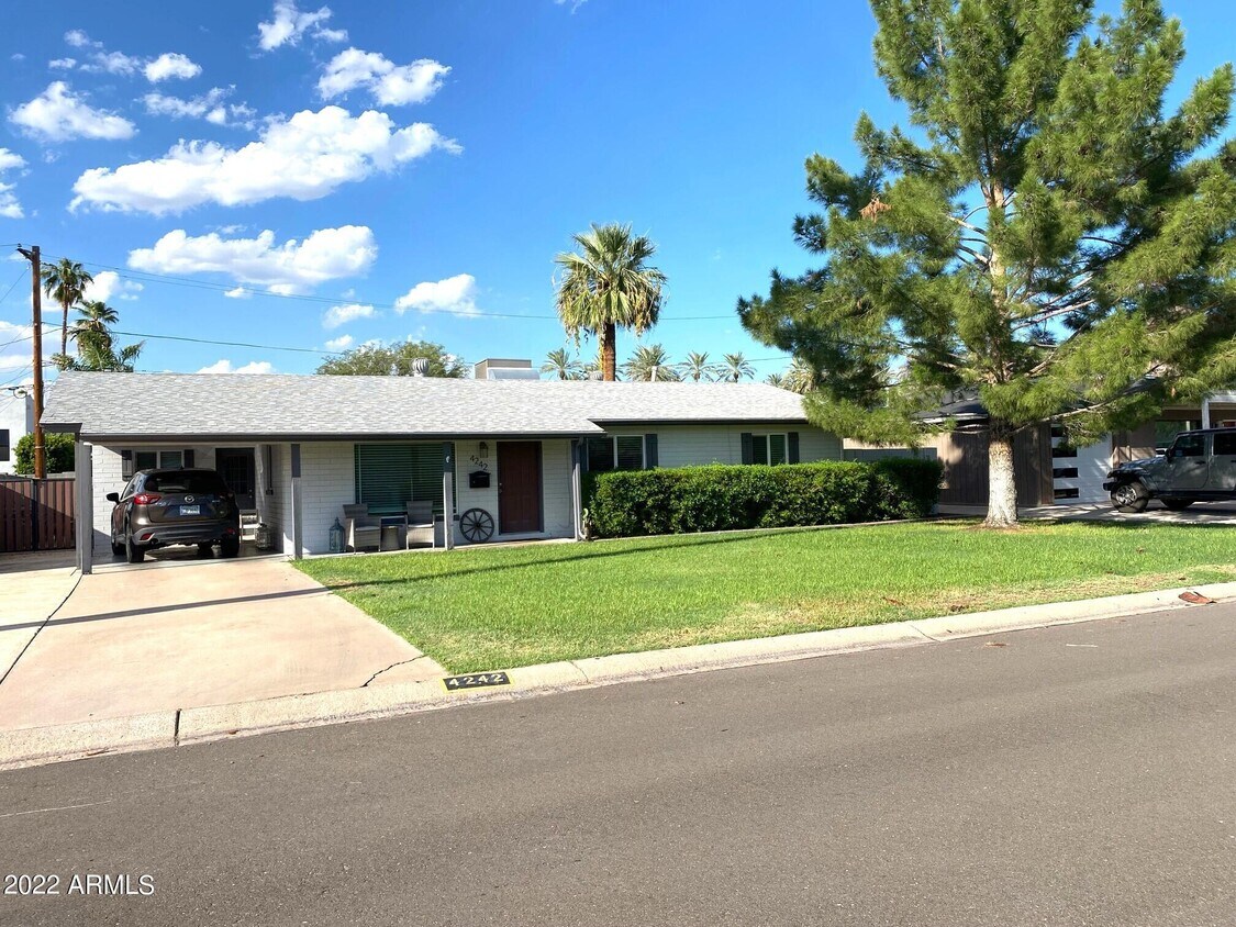 Primary Photo - 4242 E Montecito Ave