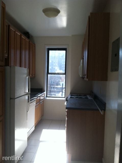 Building Photo - 650 W 204th St