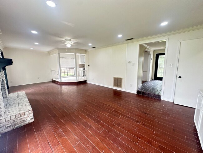 Foto del edificio - UPDATED IN TOWN SOUTH-LARGE 4/3 BRICK HOME-VERY NICE