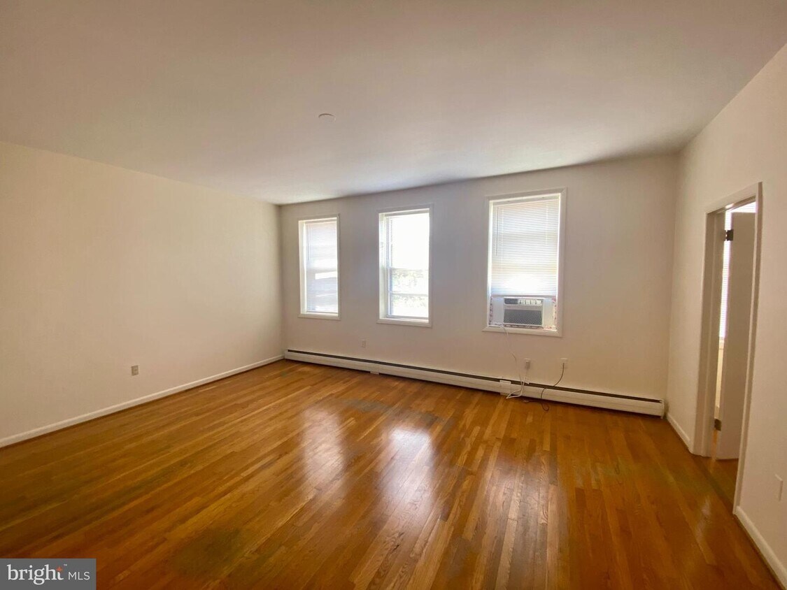 40 E Piccadilly St Unit 1, Winchester, VA 22601 Room for Rent in Winchester, VA