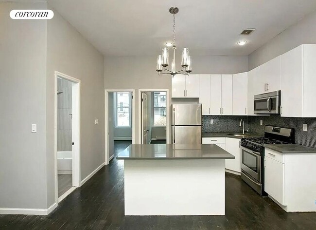 Building Photo - 1296 Putnam Ave