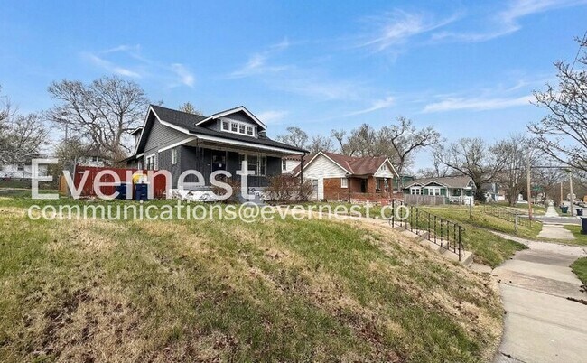 Foto del edificio - 2242 E 70th St