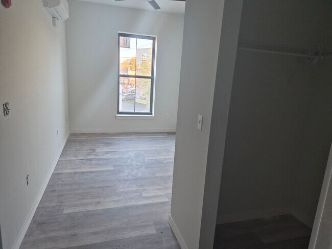 Foto del edificio - Downtown Claremont newly re-developed brick building with 2 Bed Luxury units, pet friendly!