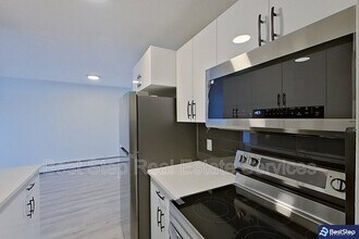 Building Photo - 10837-10117 117 St NW