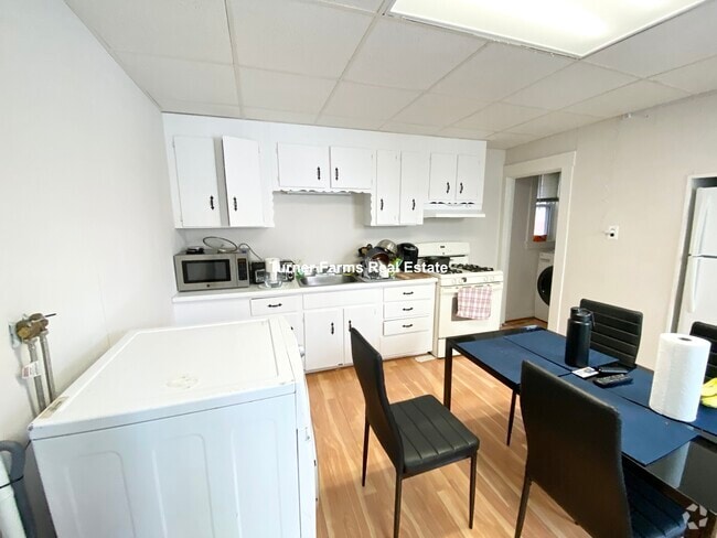 Building Photo - 122 Buttonwood St