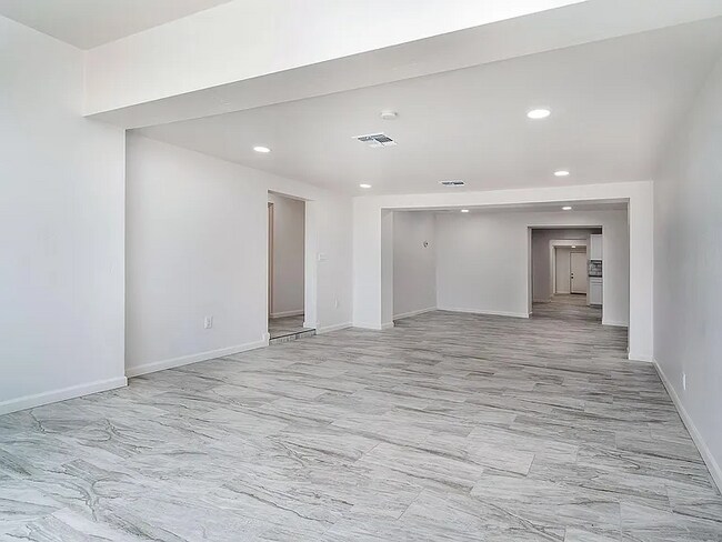 Foto del edificio - 1017 E West Cir Dr