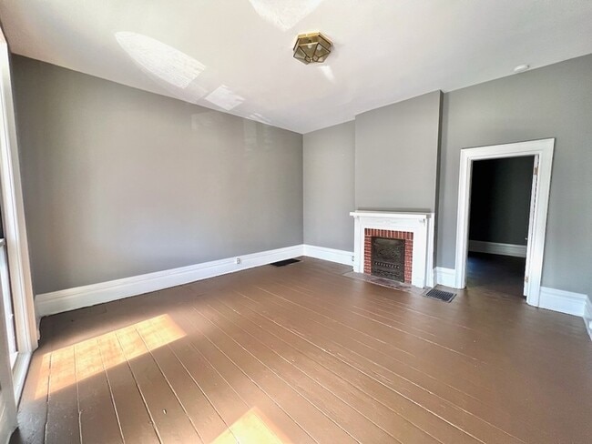 Building Photo - Beautifully Remodeled Condo!