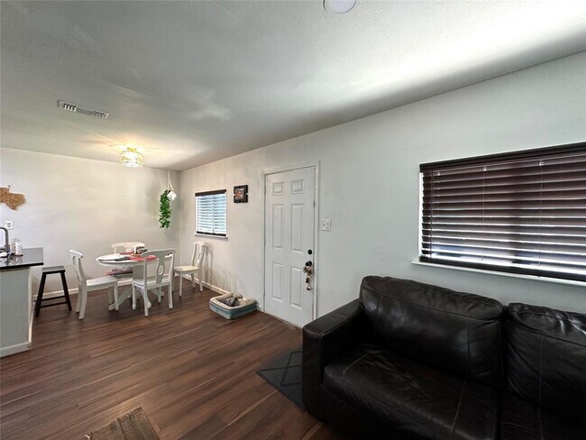 Foto del edificio - 2402 Parker Cir