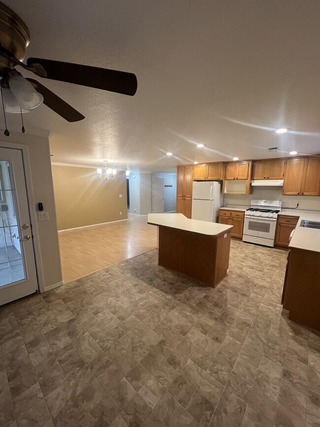 Building Photo - 1740 Louise Ave