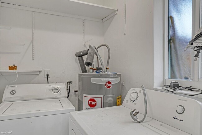 Foto del edificio - 2 br, 2 bath House - 3548 NE 5th Dr # B