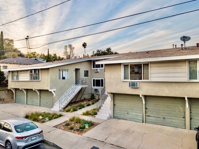 Foto del edificio - 6043 Hillandale Dr