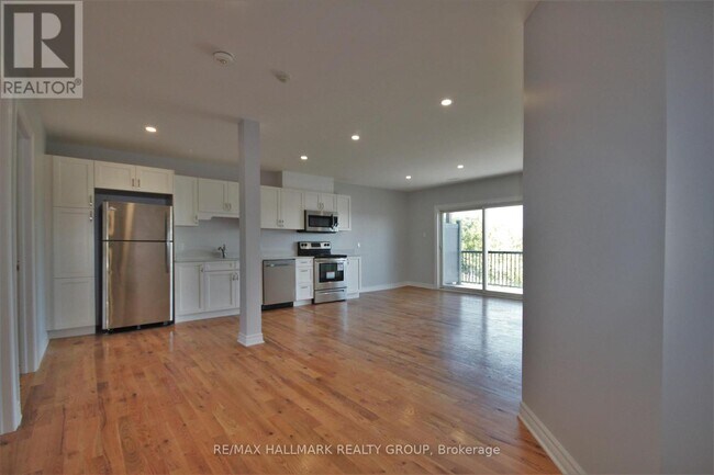 Building Photo - 768 Usborne St