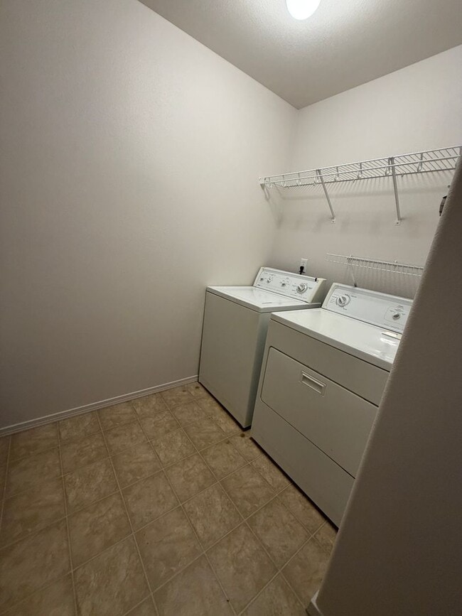 Building Photo - New carpet + Paint! 2 bed|2.5 bath + bonus room townhome