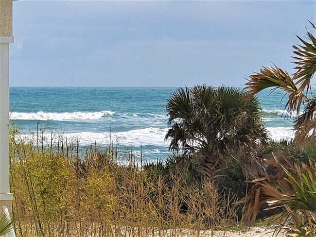 Foto del edificio - Summer Special $500 Off 1st Month's Rent at Remodeled Beachside Townhome