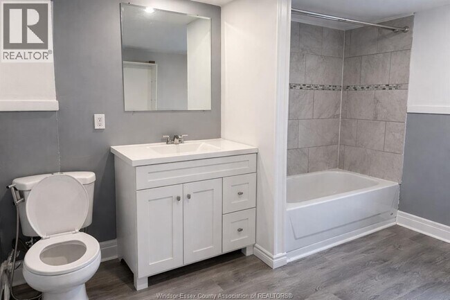 Photo du bâtiment - 532 Oak Ave