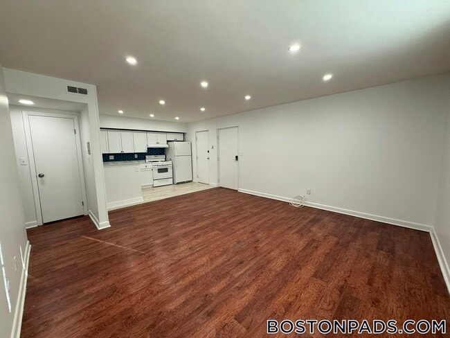Building Photo - 20 Hubbard Park Rd