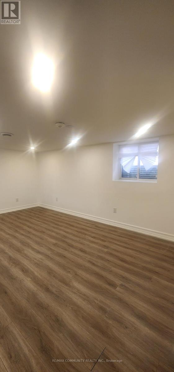 Building Photo - 859 Mary St N