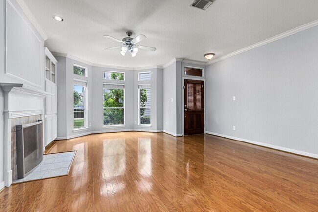 Foto del edificio - 707 W Heights Hollow Ln