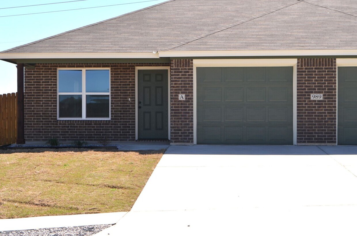 Primary Photo - 989 Cline Dr