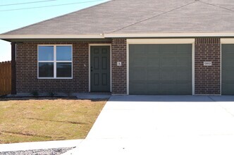 Building Photo - 989 Cline Dr