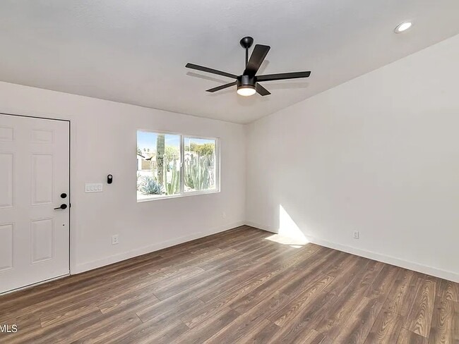 Building Photo - 3026 W Ross Ave