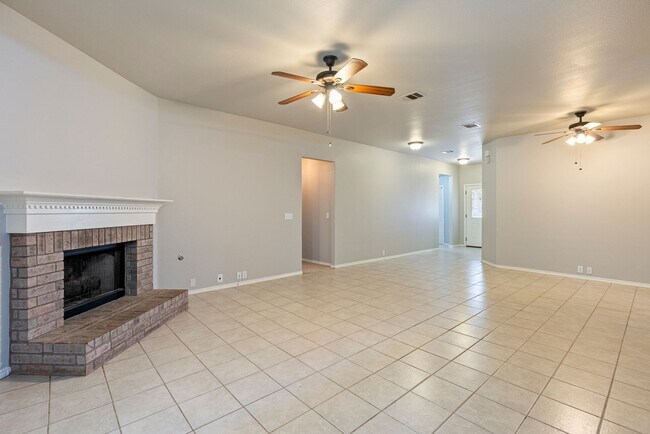 Foto del edificio - Beautiful 3 bedroom, 2 bathroom home in Ce...