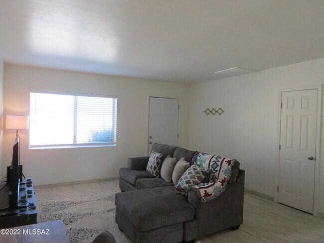 Foto del edificio - 1627 E 13th St