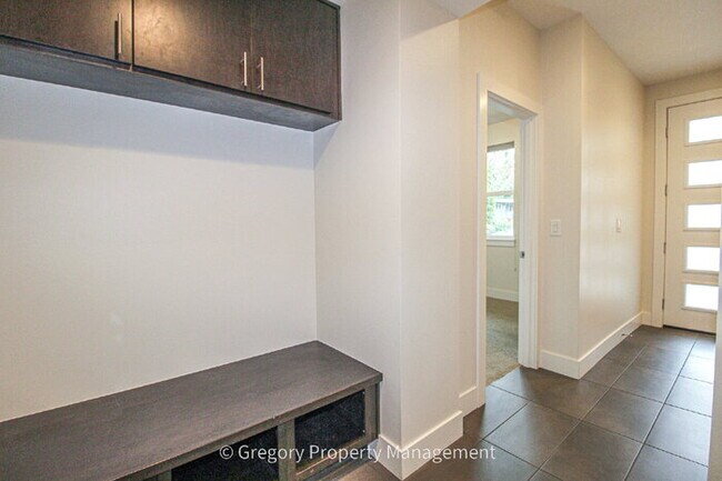 Foto del edificio - Newer Luxury 4 Bed 3 Bath 2 Car Garage Townhouse in Desirable Downtown Bothell Location. Walk to ...