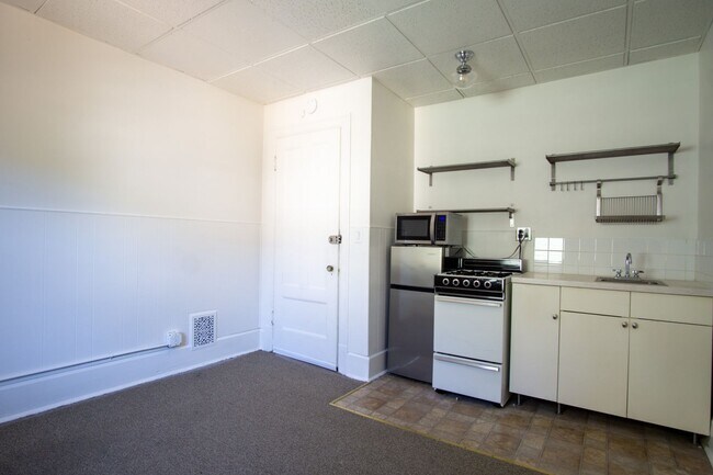 Foto del edificio - Top-Floor Corner SRO in Vintage Building Y...