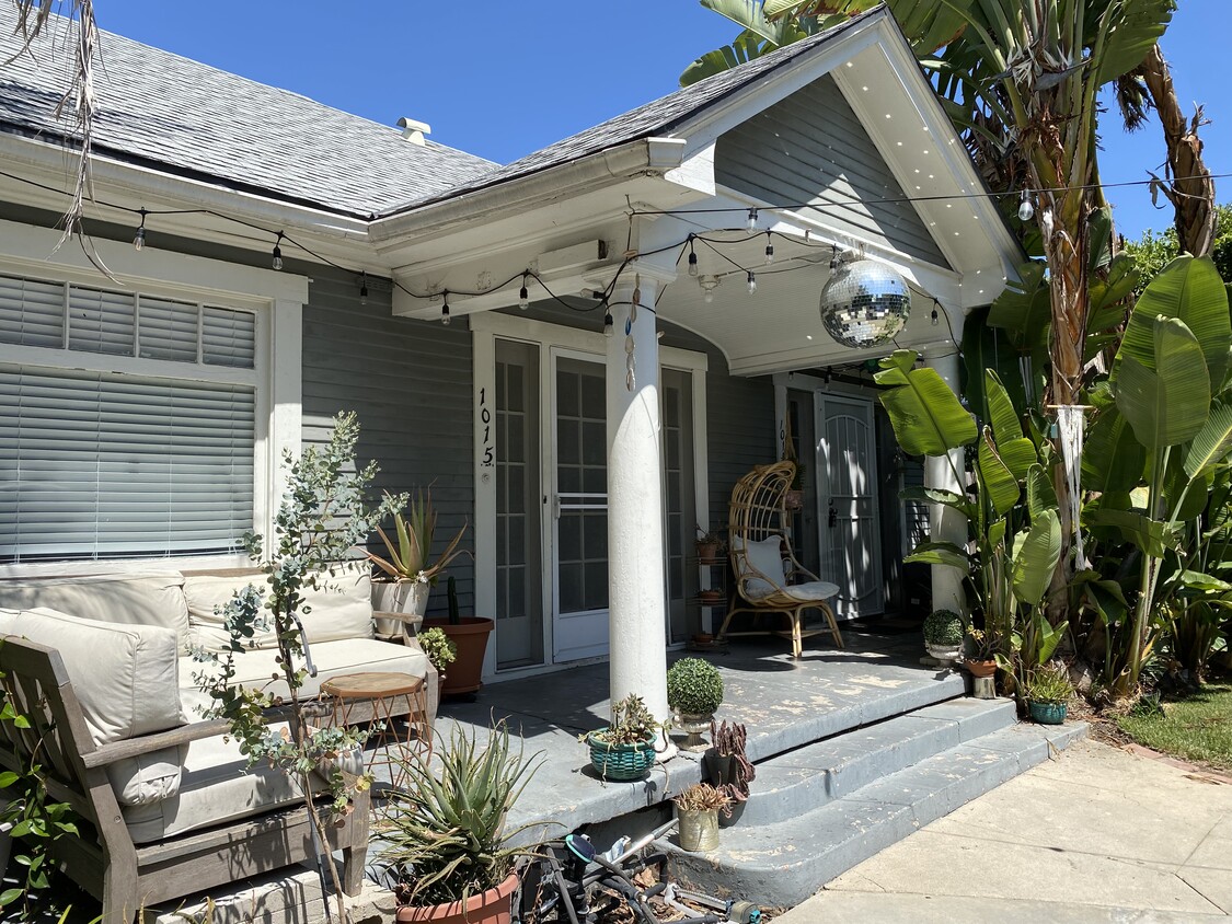 Front - 1015 N Gardner St