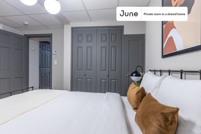 Foto del edificio - Private bedroom in 5 bed/3 bath Home