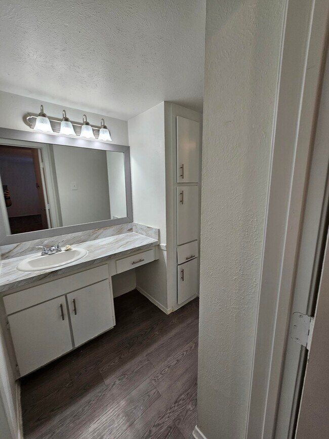 Foto del edificio - 8225 Calmont Ave