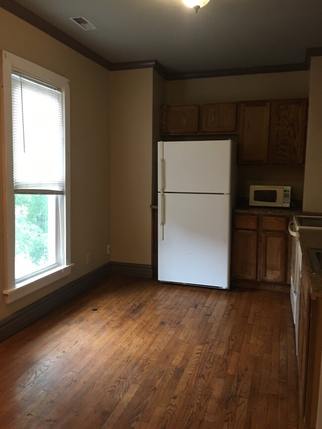 Kitchen - 423 S 5th St
