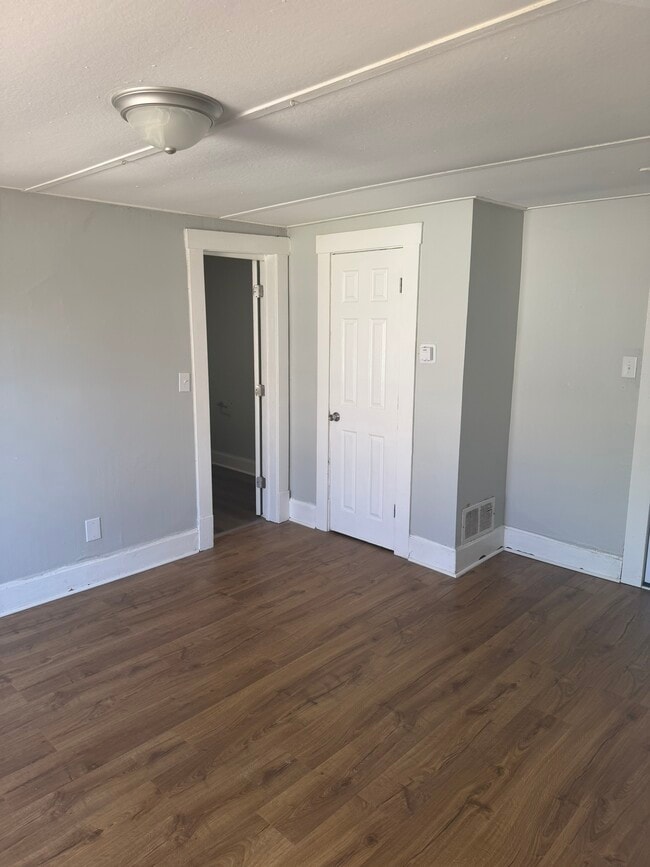 Building Photo - 403 Maple Ave