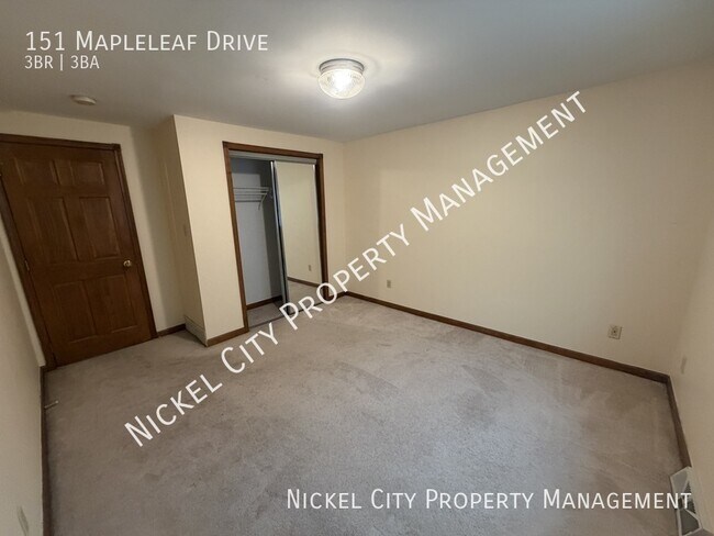 Foto del edificio - 151 Mapleleaf Dr