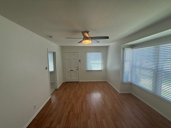 Foto del edificio - 1820 N Hollywood Way
