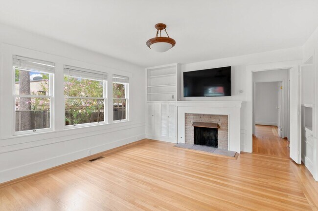 Building Photo - Upper Dimond/Lincoln Highlands Wonderful Craftsman Home!