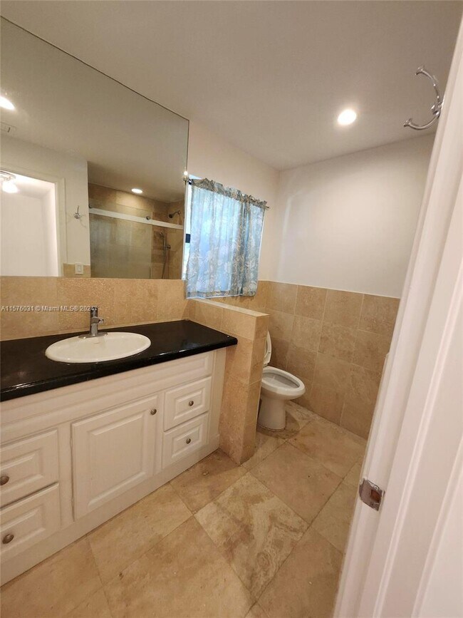 Foto del edificio - 32 Camden Dr