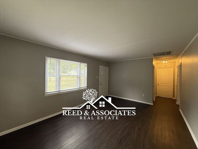 Building Photo - Adorable Millington Home