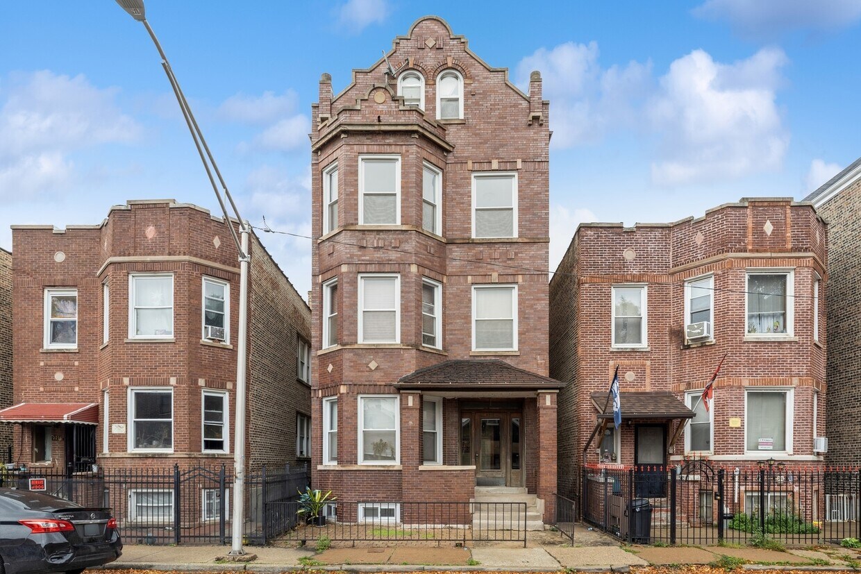 Primary Photo - 3213 S Lituanica Ave