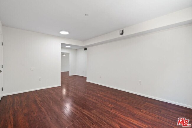 Foto del edificio - 15939 Victory Blvd