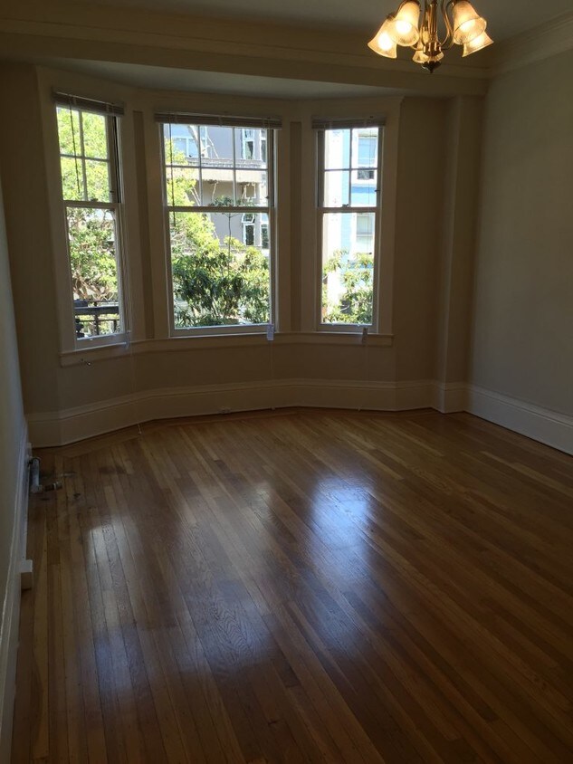 Building Photo - Studio with Hardwood Floors