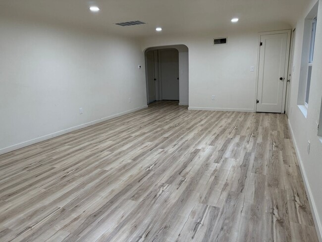 Building Photo - Sweet Home 3234