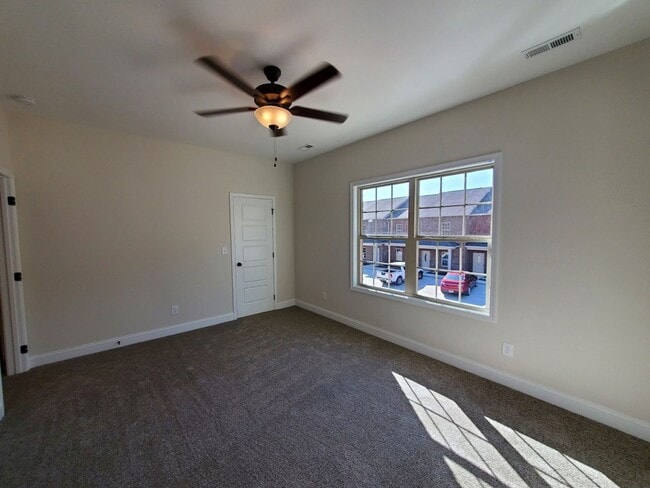 Building Photo - 449 Oak St