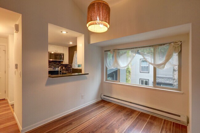 Foto del edificio - Large 2 Story Condo Available in Perfect Redmond Location!