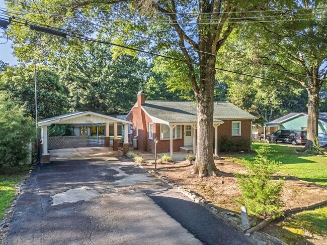 Foto del edificio - Well-maintained 3-bedroom, 1-bath all brick ranch offering 1,253 sq. ft. of functional living space